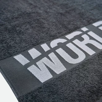Ręcznik TEQERS World is Curved w kolorze czarnym.