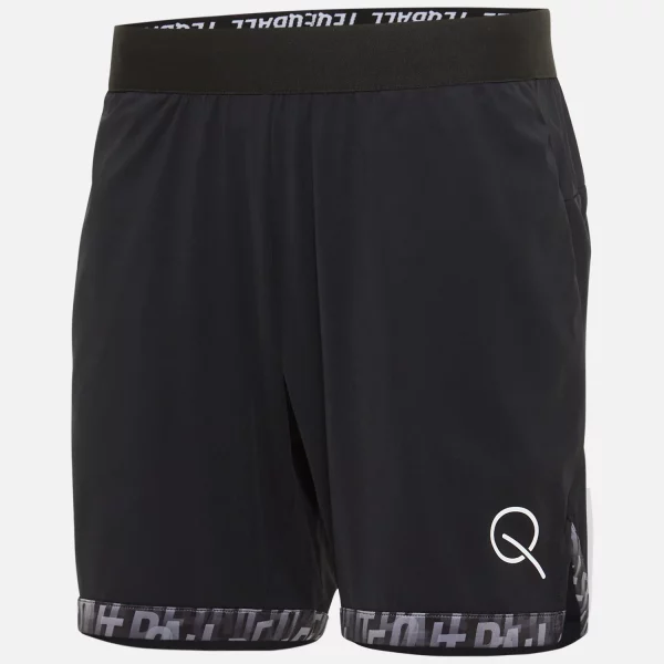 Spodenki treningowe TEQBALL™ w kolorze czarnym z białym logo marki na nogawce.