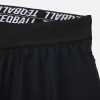 Spodenki treningowe TEQBALL™ w kolorze czarnym z białym logo marki na nogawce.