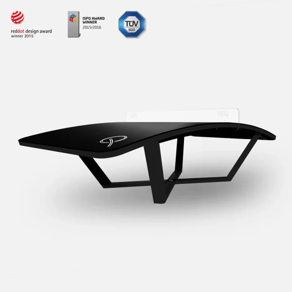 Czarny stół Teq One do teqball z białym logo TEQ i eleganckim, minimalistycznym designem.