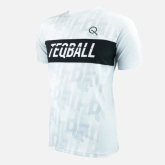"Koszulka TEQBALL™ Biała z Logotypem na Modelu"