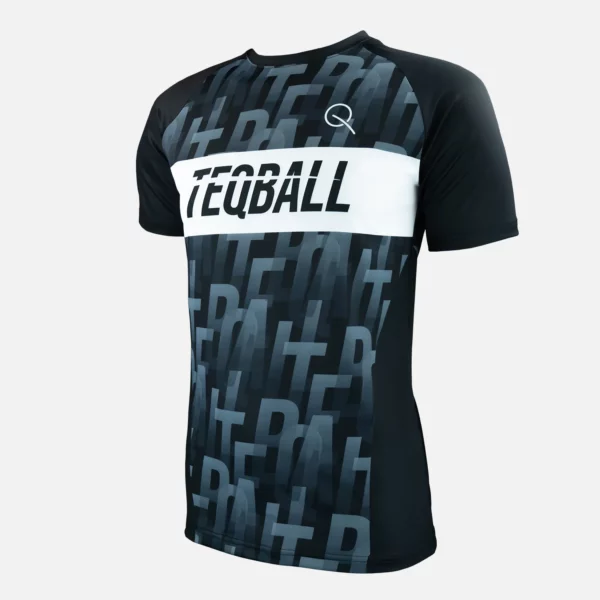 Koszulka TEQBALL™ Czarna z Logotypem na Modelu