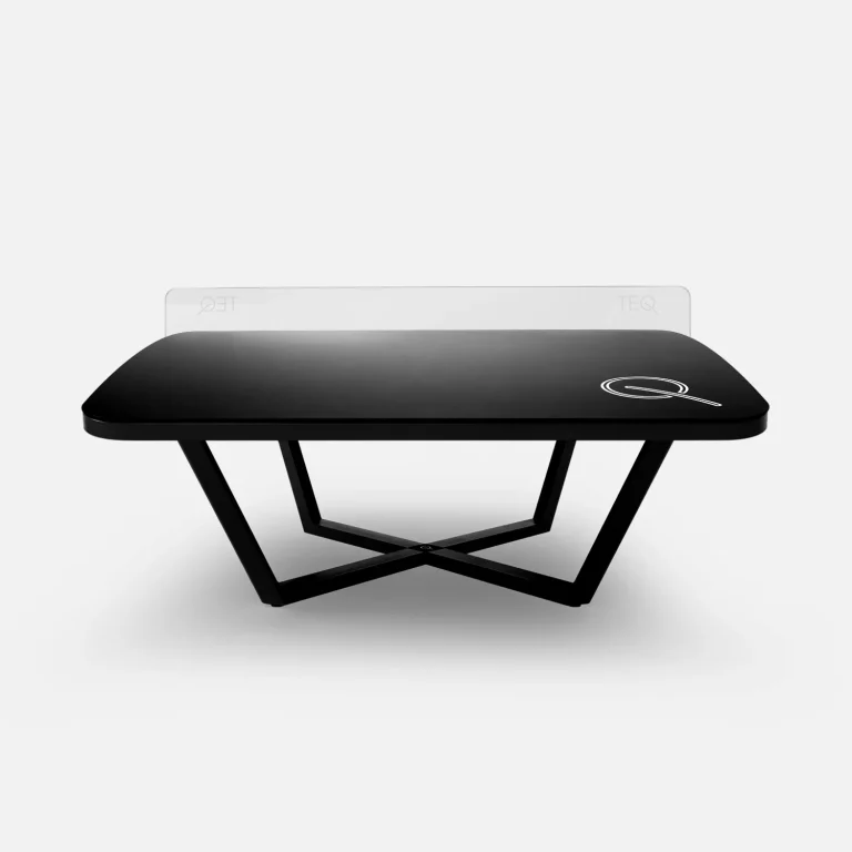 Czarny stół Teq One do teqball z białym logo TEQ i eleganckim, minimalistycznym designem.